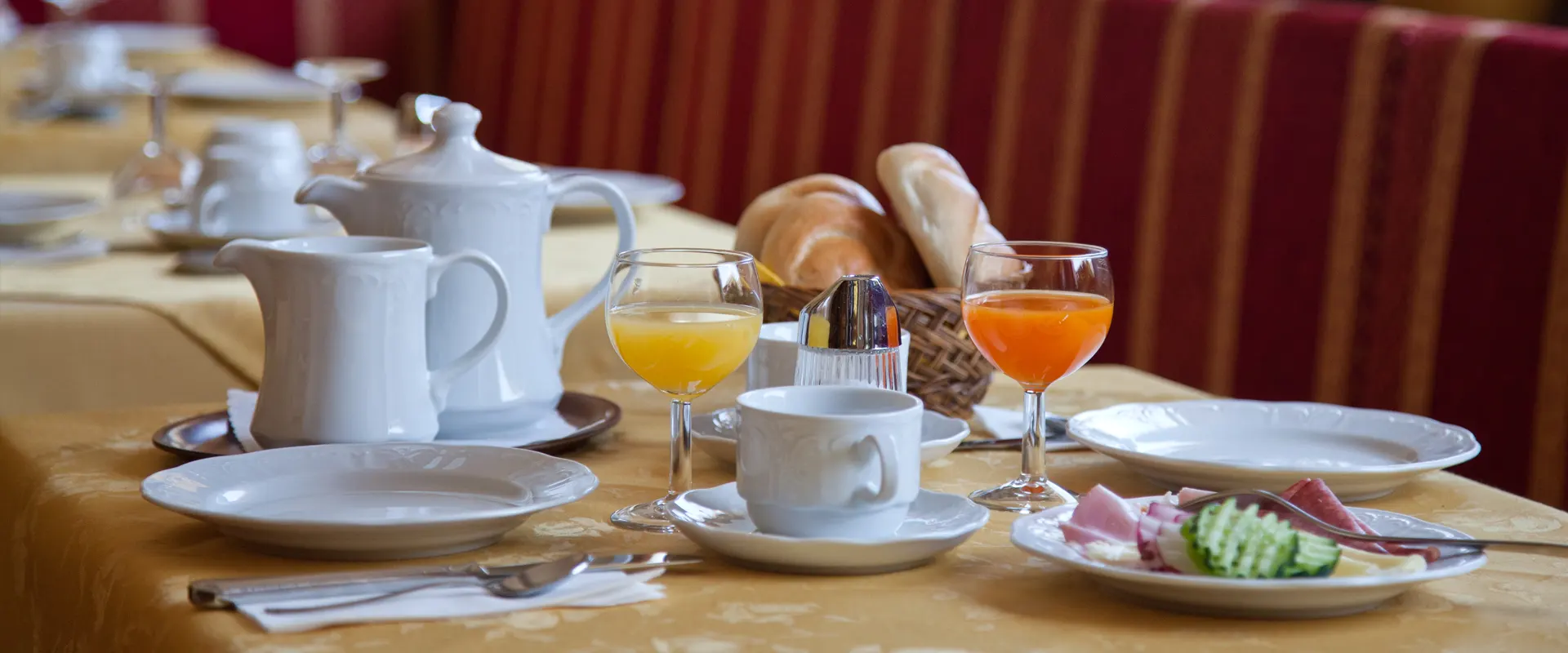 Pension Schierl Faistenau - breakfast table